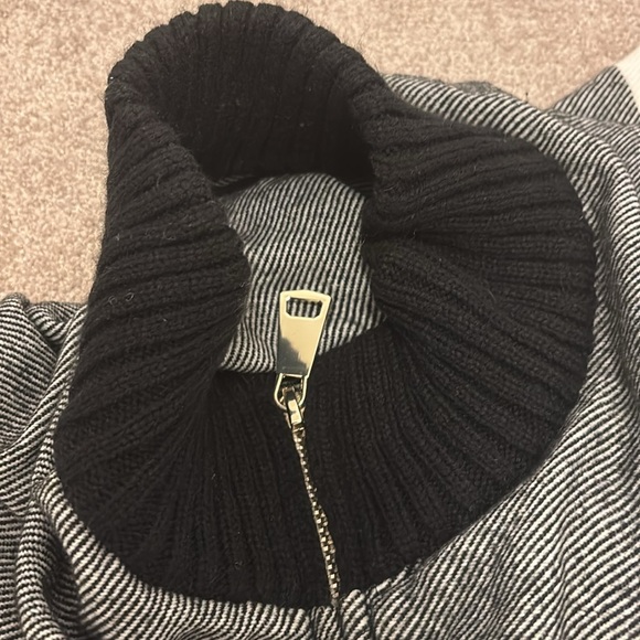 Suzy sheir Plaid wool blend Poncho with zipper - Picture 13 of 14